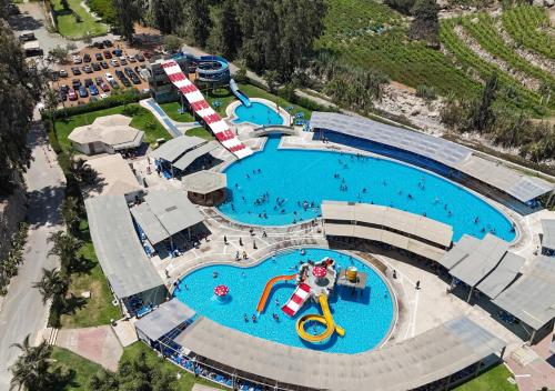 an overhead view of a large swimming pool at Kankay Hotel y Centro de Convenciones in Cieneguilla