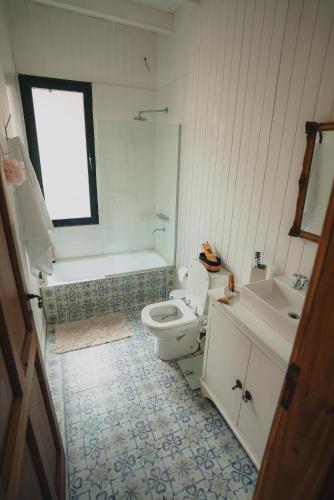 a bathroom with a toilet and a tub and a sink at Cozy Premium Delta Cabin Private Dock in Tigre