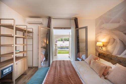 una camera da letto con un divano e una stanza con una porta di Suimi's Hotel a Villasimius