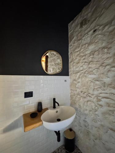 a bathroom with a white sink and a mirror at Tattoo Home in Martone