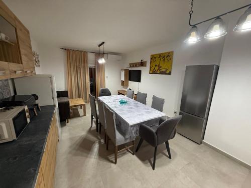 SeaWave Vodice, BIG apt for 8 near the beach!