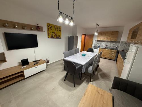 SeaWave Vodice, BIG apt for 8 near the beach!