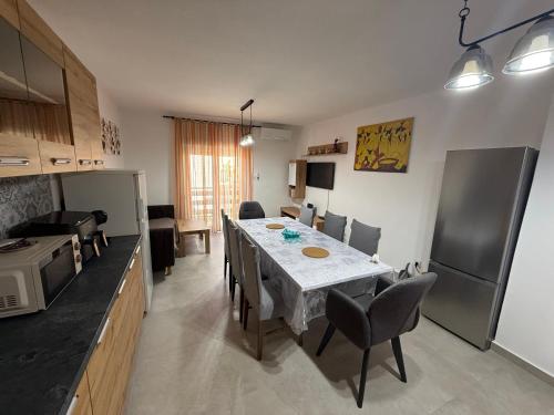 SeaWave Vodice, BIG apt for 8 near the beach!