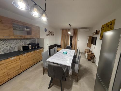 SeaWave Vodice, BIG apt for 8 near the beach!