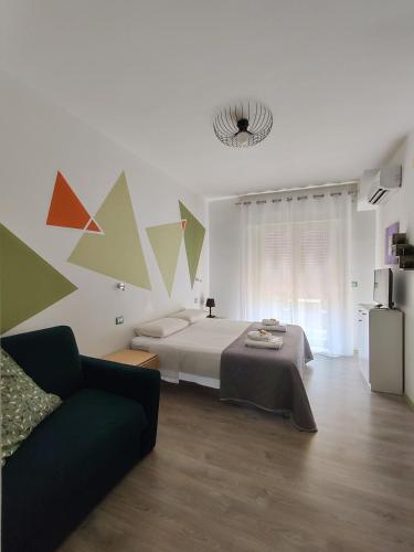 ein Schlafzimmer mit einem Bett und einer Couch in der Unterkunft Levante in Trani