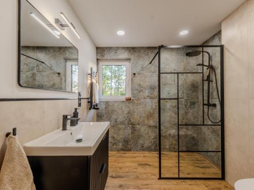 a bathroom with a shower and a sink at OSNOWA Racławice in Racławice