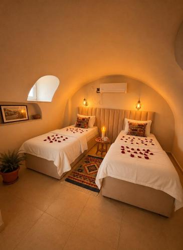a bedroom with two beds in a room at וילת הארי בעתיקה in Safed