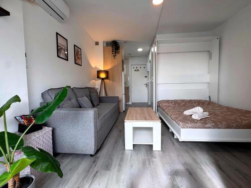 Estudio con piscina y terraza cerca de la playa en Benalmádena