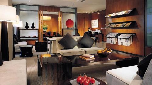 ein Wohnzimmer mit einem Sofa und einem Tisch in der Unterkunft Ambassador Hotel Hsinchu in Hsinchu