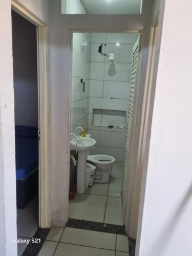 ein Badezimmer mit Toilette und Waschbecken in der Unterkunft Ney kitnet in Pirapora