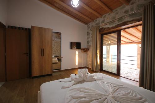 a bedroom with a bed with towels on it at Villa ACROPOLIS in Jal