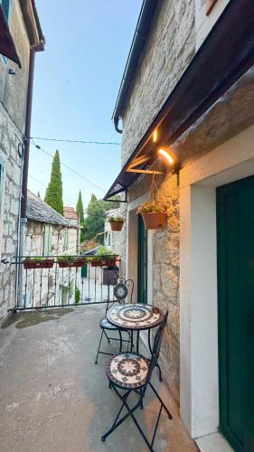 Maki Stone House - Parking on request !