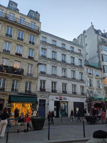 COSY and CHARMING in HISTORIC MONTMARTRE