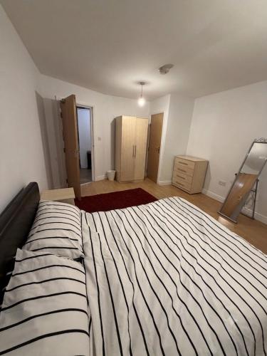 a bedroom with a large bed in a room at Central 2 bed large apt M1 area in Manchester