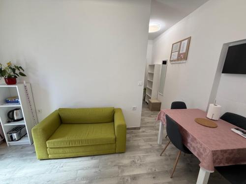 SeaWave - apt for 4 with patio, close to beach!