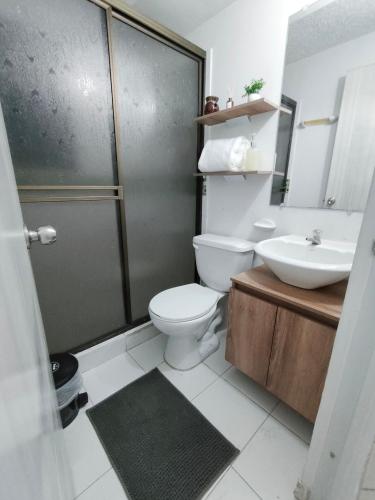 a bathroom with a toilet and a sink and a shower at Faro 2 Loft Jaime Duque, Autódromo Tocancipá in Tocancipá