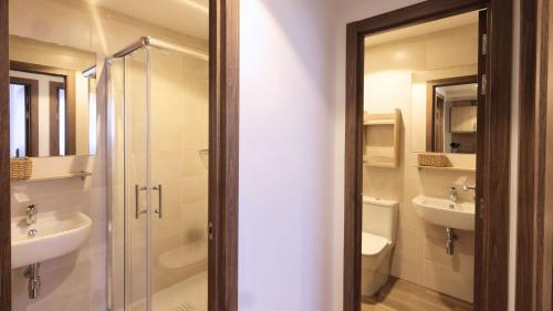 a bathroom with a shower and a sink and a toilet at StepHouse Pamplona in Pamplona