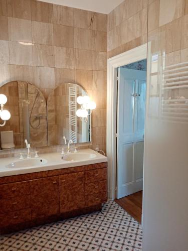 a bathroom with a tub and a sink and a mirror at Villa Hestia B&B de charme dans une villa historique face aux thermes in Contrexéville