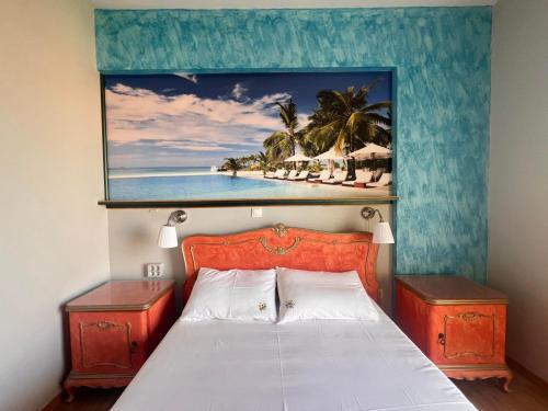 ein Schlafzimmer mit einem Bett, auf dem ein Bild von einem Strand prangt in der Unterkunft Rafina suits in Rafina