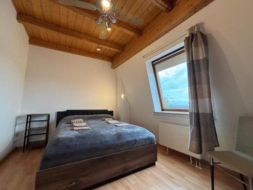 a bedroom with a bed and a window and a chair at Helles Maisonette Apartment, Balkon, all-in 5G in Gera