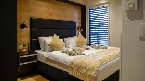 a bedroom with a bed with stuffed animals on it at Chalet du calme Augsburg in Augsburg