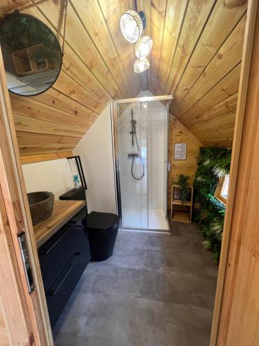 a hallway with a shower in a tiny house at Kota Évasion & Spa in Cahors
