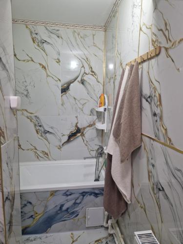 a bathroom with a shower with a marble wall at Nevim partier in Mangalia