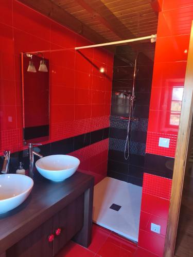 a red bathroom with two sinks and a shower at Casa Pancha in Cerdeda