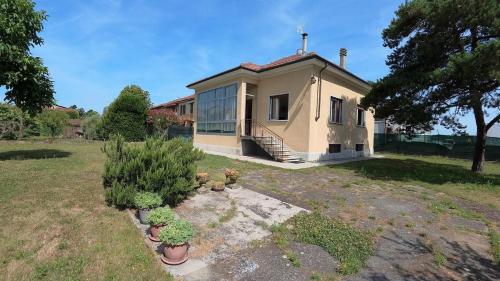 a small house with some plants in a yard at Casa Picarol Monferrato in Bergamasco