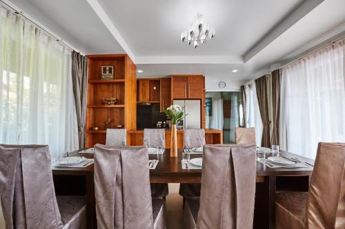una sala da pranzo con tavolo e sedie di NB Villa Vimana a Bangrak Beach