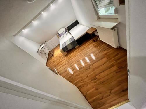 an overhead view of a living room with wood floors at Zimmer heilbronn in Heilbronn