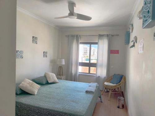 a bedroom with a bed and a window at Vacaciones en el paraíso in Lagoa