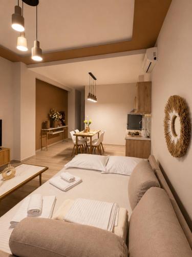 ein Wohnzimmer mit Sofa und Tisch in der Unterkunft Salvatore in Sykia