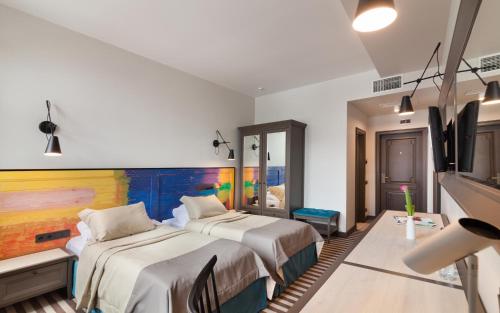 Łóżko lub łóżka w pokoju w obiekcie PANORAMA Lviv Hotel