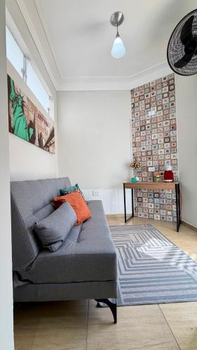 a living room with a couch and a rug at Espaço Primavera in Pouso Alegre
