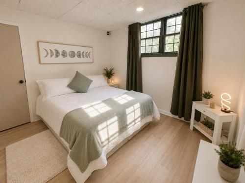 a bedroom with a bed and a window at Elegant Boutique Stay in Lilburn