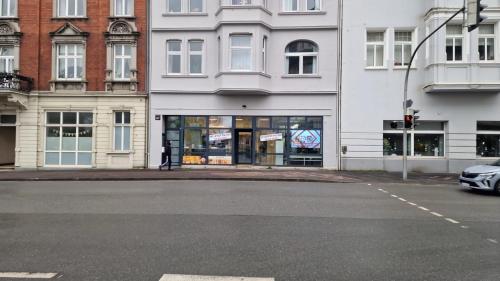 an empty street in front of a building at Charmante Altbauwohnung im Zentrum von Detmold, Paula in Detmold
