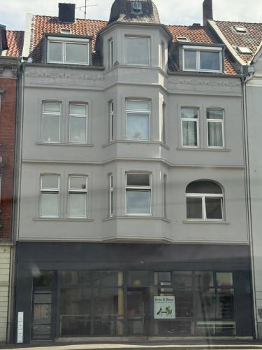 a large white building with windows on a street at Charmante Altbauwohnung im Zentrum von Detmold, Paula in Detmold