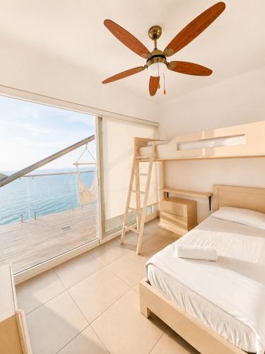 a bedroom with a bed and a ceiling fan at Resort Playa Azul Departamentos Frente al Mar in Tonsupa
