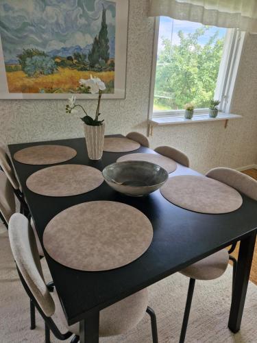 a black table with chairs and a bowl on it at Havsnära stuga in Varberg