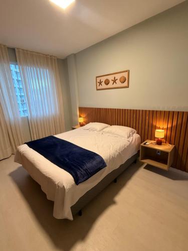 a bedroom with a king sized bed and a window at 1101 Barra Salvador - Excelente para o Carnaval! in Salvador