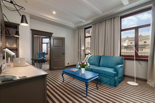 Część wypoczynkowa w obiekcie PANORAMA Lviv Hotel