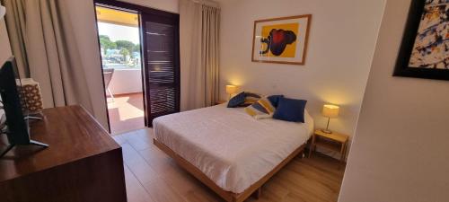 At a sea view top-floor apt, 500 m from the beach!