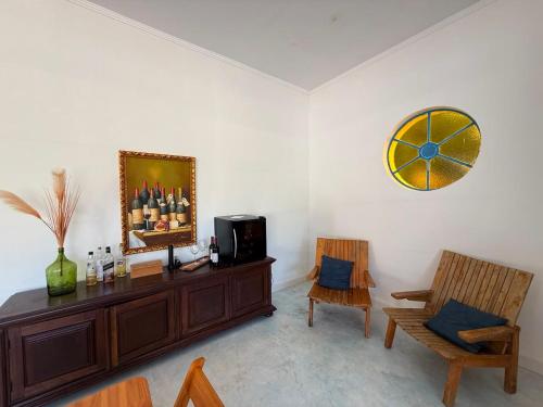 a room with two chairs and a table with a mirror at Pousada Santorini Guararema in Guararema