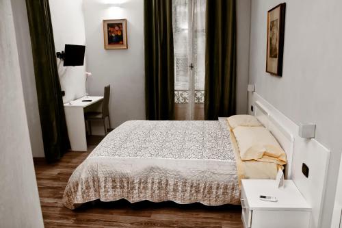 um quarto branco com uma cama e uma secretária em Flaneur em Turim