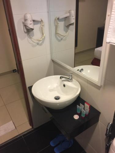 Un baño de Premierz Hotel