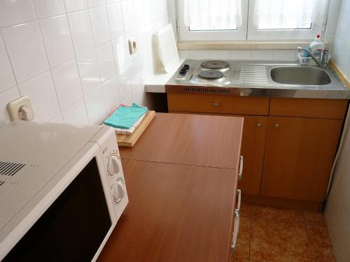 uma pequena cozinha com um lavatório e uma máquina de lavar louça em Apartments Villa Kosovic - ground floor em Dubrovnik