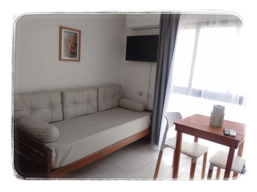 a living room with a couch and a table at Nuez de la Isla "Hana Apart" Mono C Individuales - SAN ROQUE a 3 cuadras! - in Paraná