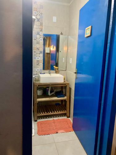 a bathroom with a sink and a mirror at Casa de Campo in Guaíba