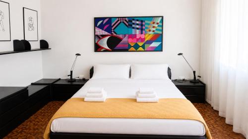 a bedroom with a large bed and a painting on the wall at Appartamento Casa Viola in Monclassico